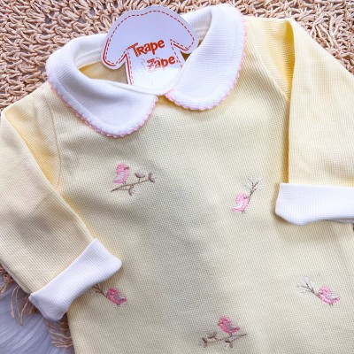  Macacão Tricotil (Tricot 100% Algodão) com Gola e Bordado - Passarinhos Rosas - Amarelo